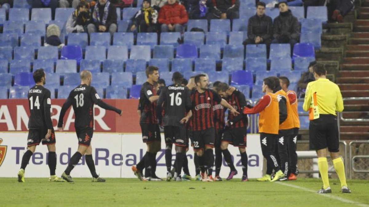 Los reusenses, celebrando un gol.