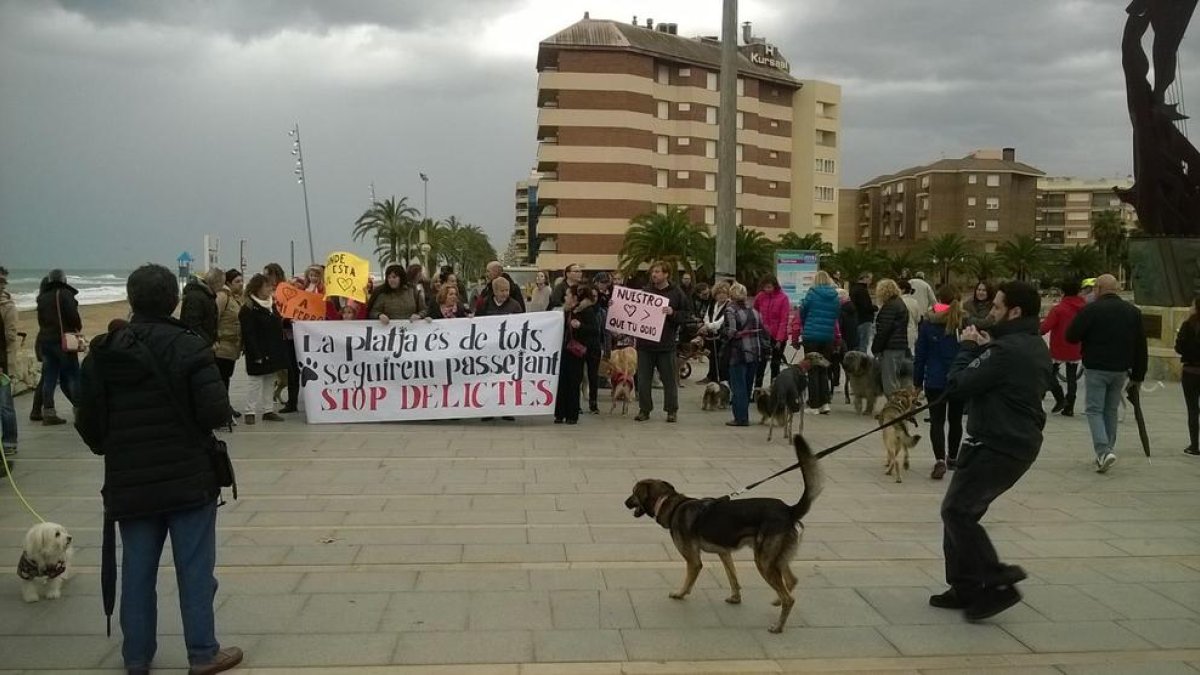 La concentració s'ha fet al costat de la platja de Calafell