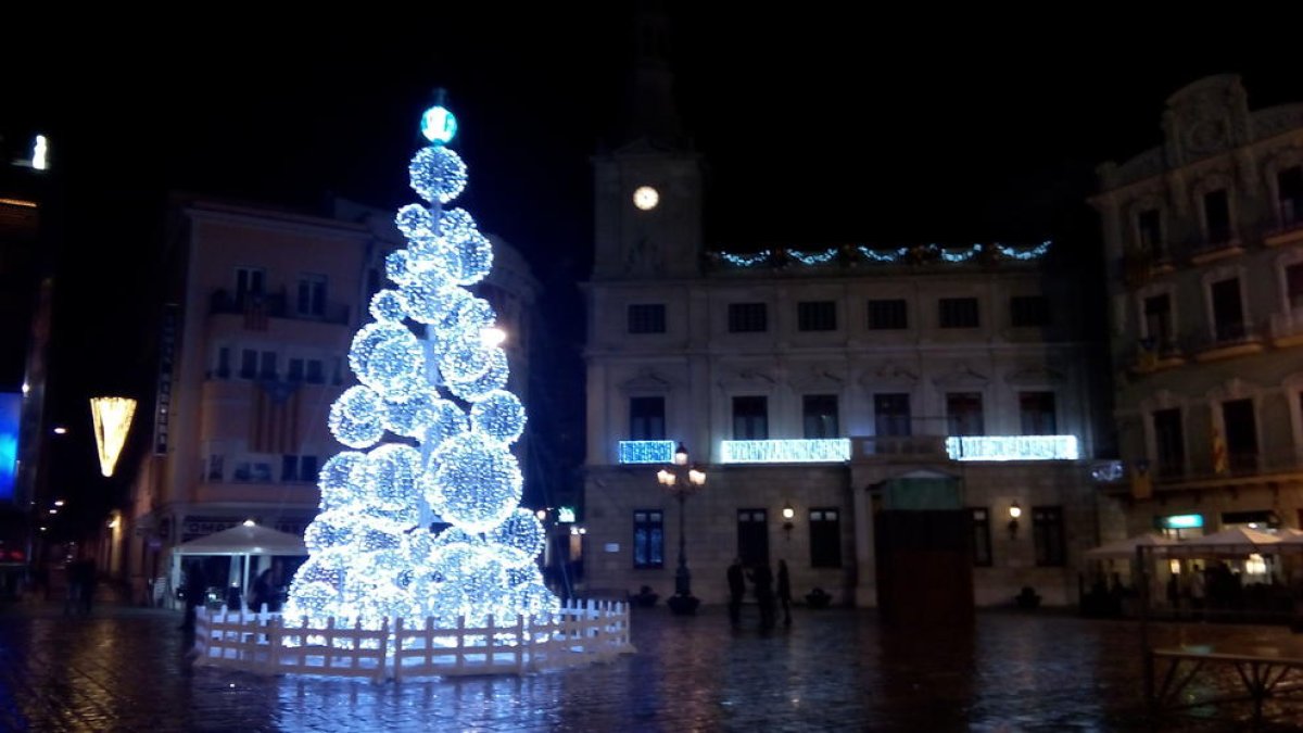 El árbol navideño luminoso que ocupa el centro de la plaza del Mercadal.