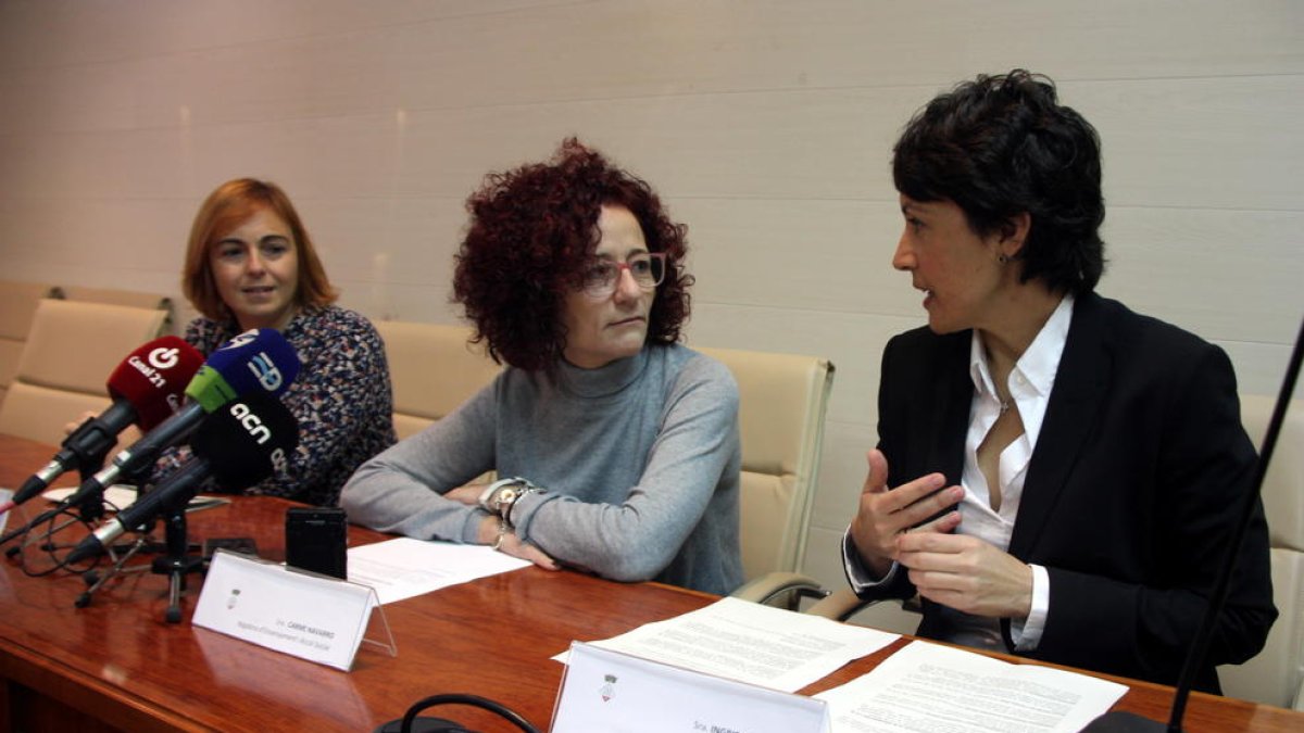 Rosa Cardona, coordinadora de la fundació privada Gentis a Tarragona, Carme Navarro, regidora de Benestar Social d'Alcanar, i Íngrid Borràs, directora de l'àrea de negoci de la zona d'Amposta de CaixaBank. Imatge del 28 de novembre de 2016 (horitzontal)