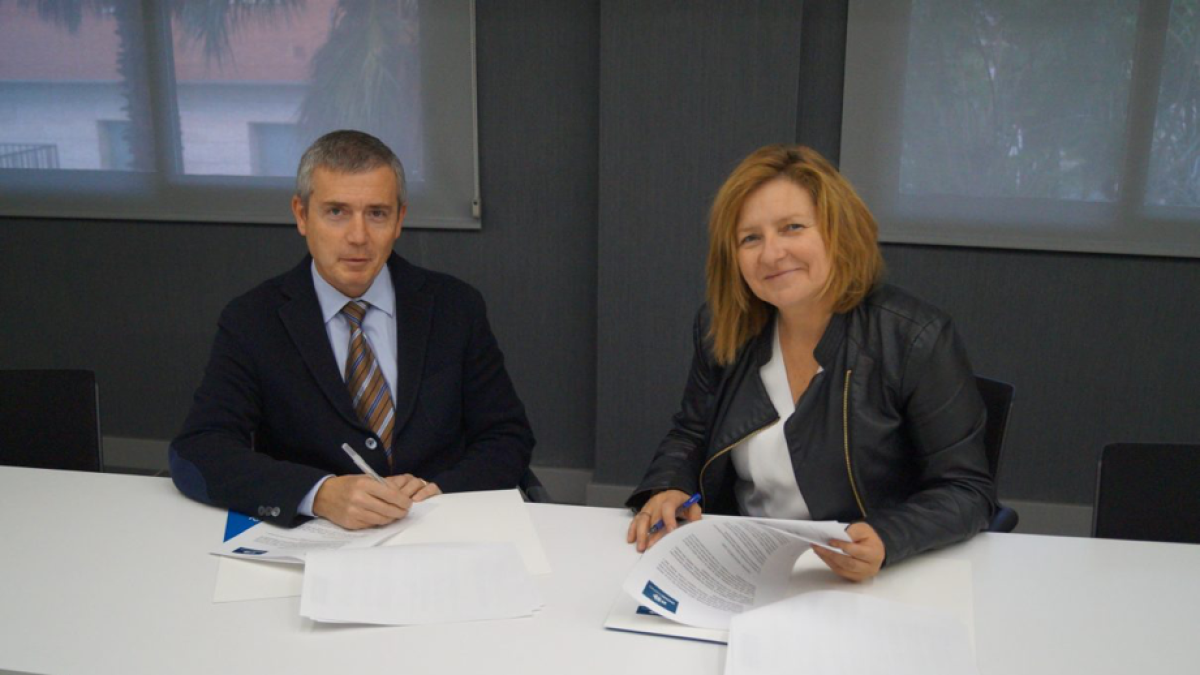 La Directora General de la Associació, Teresa Pallarès, i el director comercial de la companyia, Antoni Aragonès, en l'acte de signatura de l'acord de col·laboració.