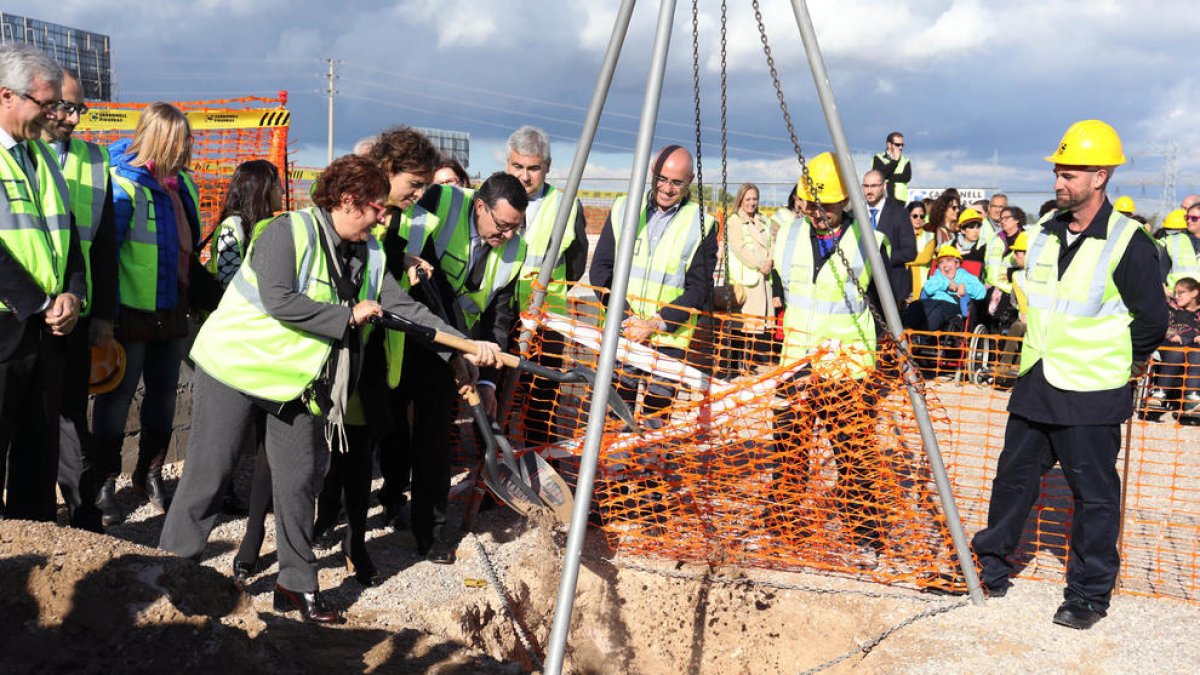 Imatge de l'acte de col·locació de la primera pedra de l'Edifici Blanc de La Muntanyeta.