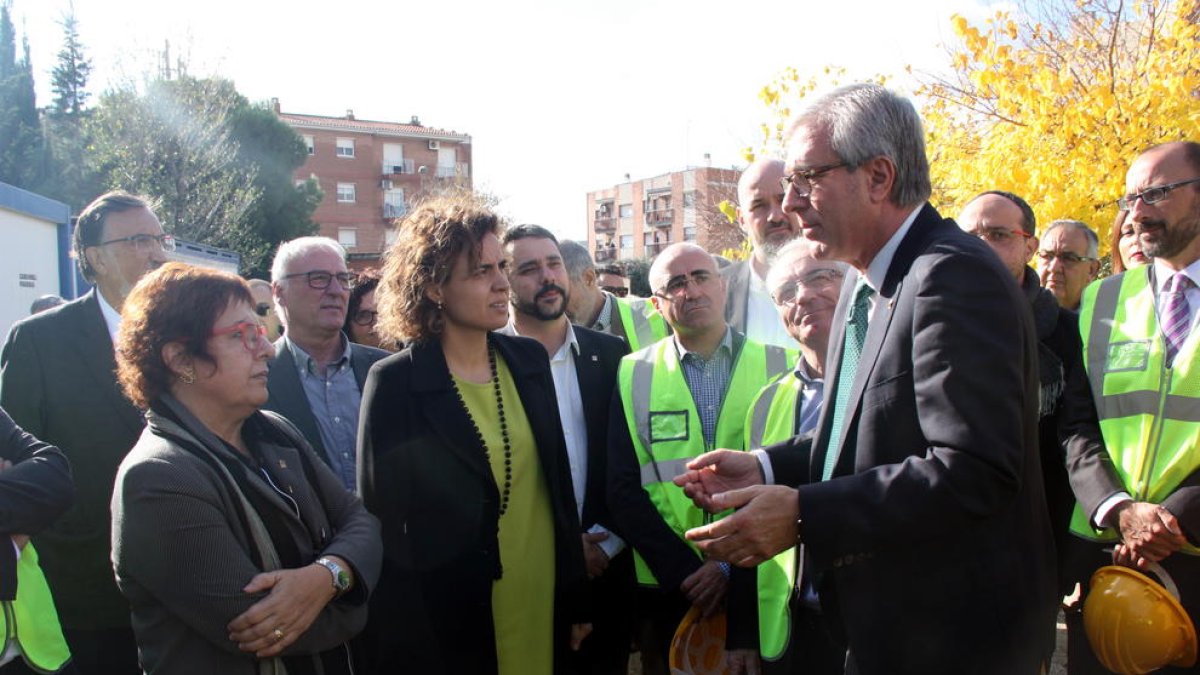 La consellera Dolors Bassa y la ministra de Sanidad Dolores Montserrat conversando con el alcalde de Tarragona, Josep F. Ballesteros.