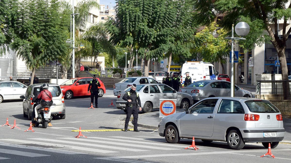 Imagen de archivo de un control de alcoholemia de la Guardia Urbana en Tarragona.