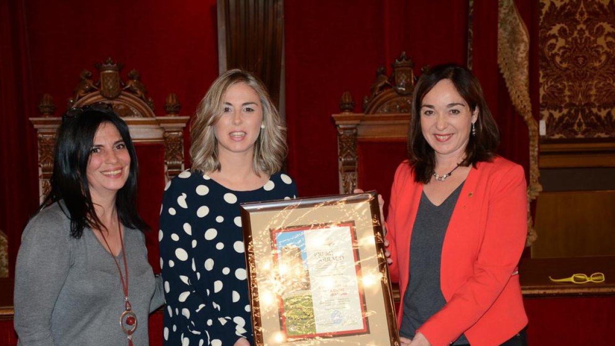 El momento de la entrega del premio.