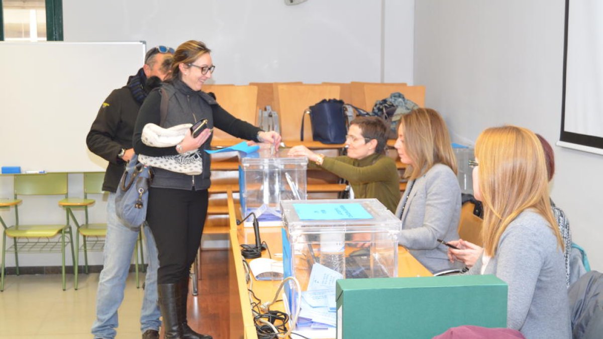 Imatge de la taula amb les urnes que estava instal·lada a Vila-seca.