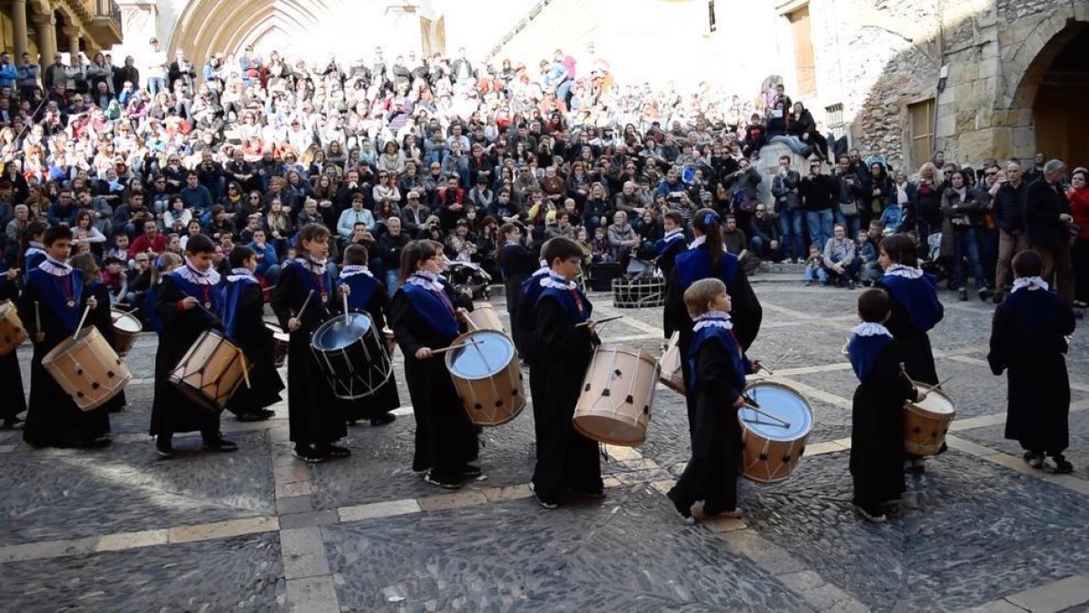 Imagen de archivo de una banda infantil de timbales en una muestra.