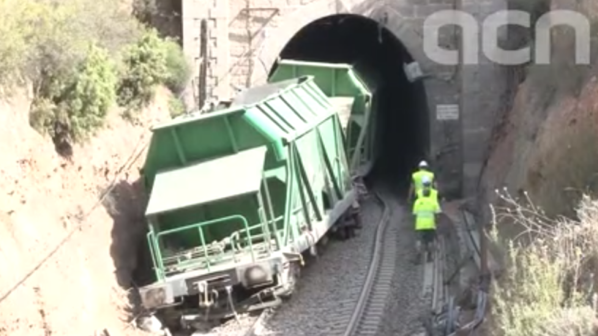 Imatge del descarrilament del tren de mercaderies, ahir dijous, entre Els Guiamets i Marçà.