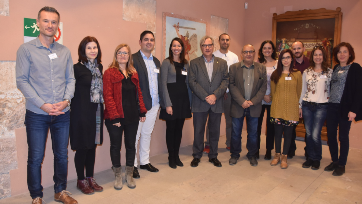 El grup de docents amb l'alcalde de Torredembarra, Eduard Rovira, i el regidor d'Educació, Jordi Solé.