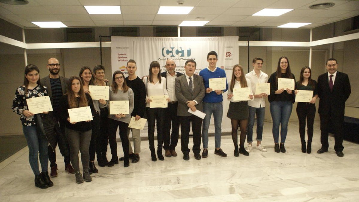 Imatge dels premiatsa mb els representants d eles institucions.