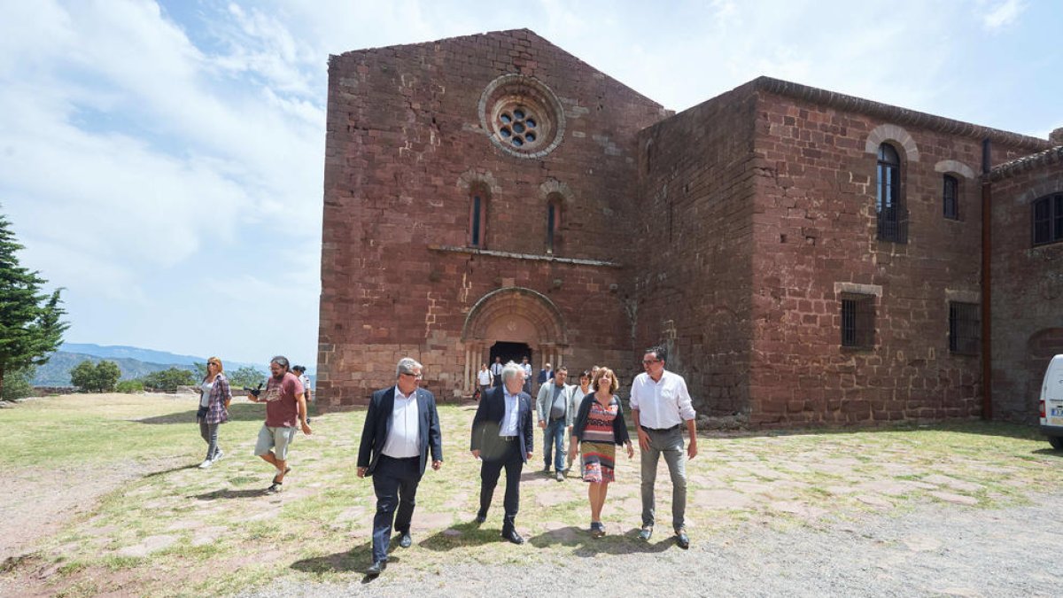 El delegado territorial de cultura, el presidente de la Diputación, la consejera|consellera y el alcalde de Riudecanyes durante la visita al castillo.