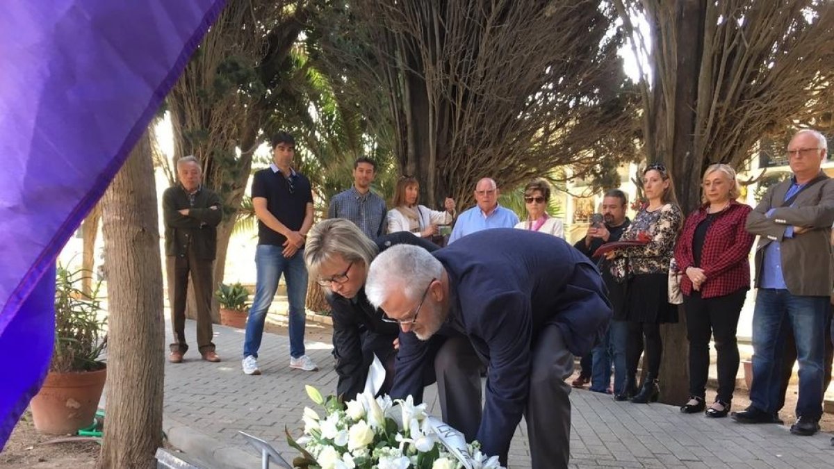 Martí Carnicer y Eva M. Serramià pusieron una corona de flores en honor a los homenajeados.