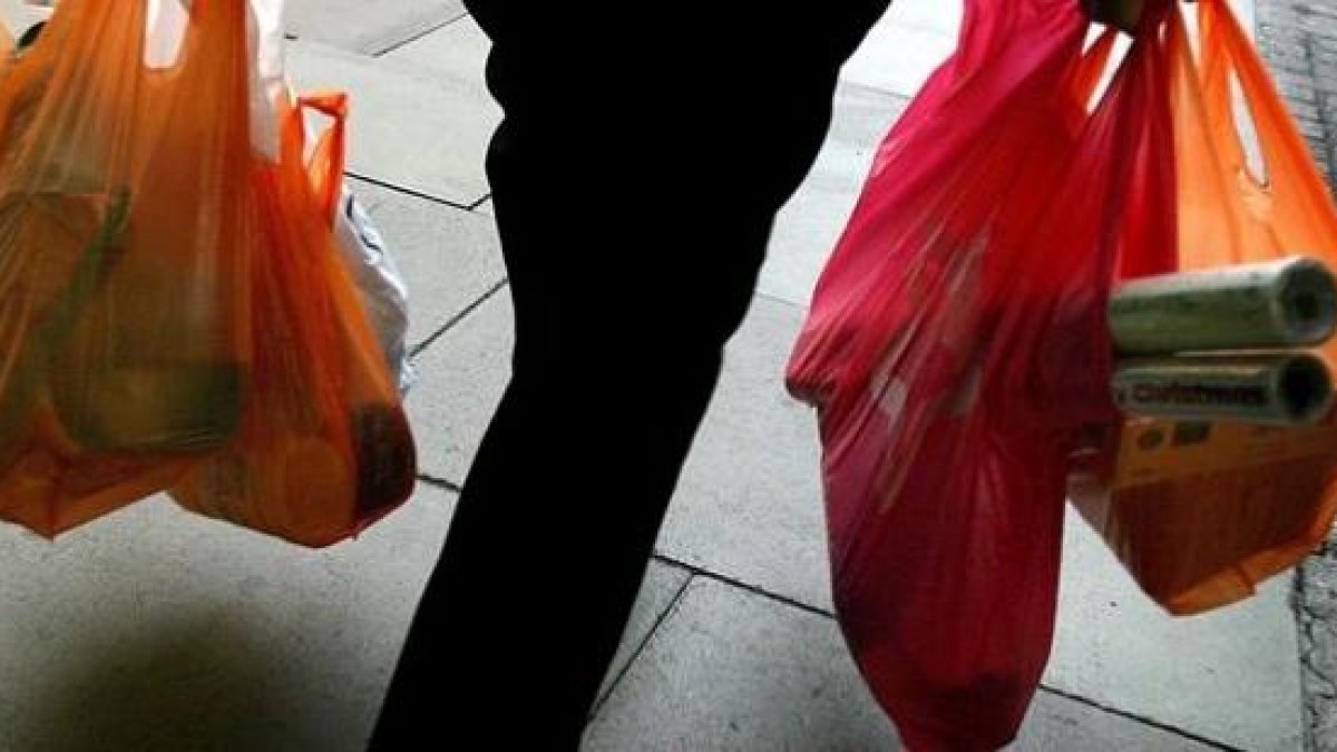 El gobierno español prohíbe a partir del 2021 las bolsas de plástico que no sean compostables.
