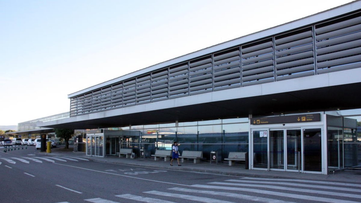 Exterior de la terminal de l'Aeroport de Reus.