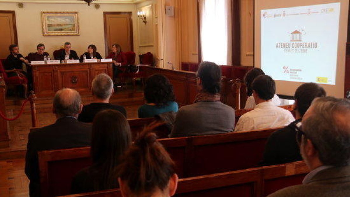 Presentació de l'Ateneu Cooperatiu de les Terres de l'Ebre a la sala de plens de l'Ajuntament d'Amposta.