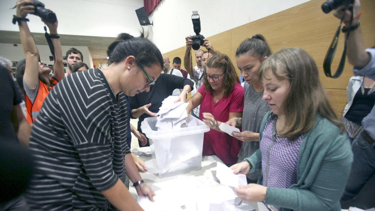 Recuento de votos en el instituto Martí i Franquès de Tarragona el 1-O.