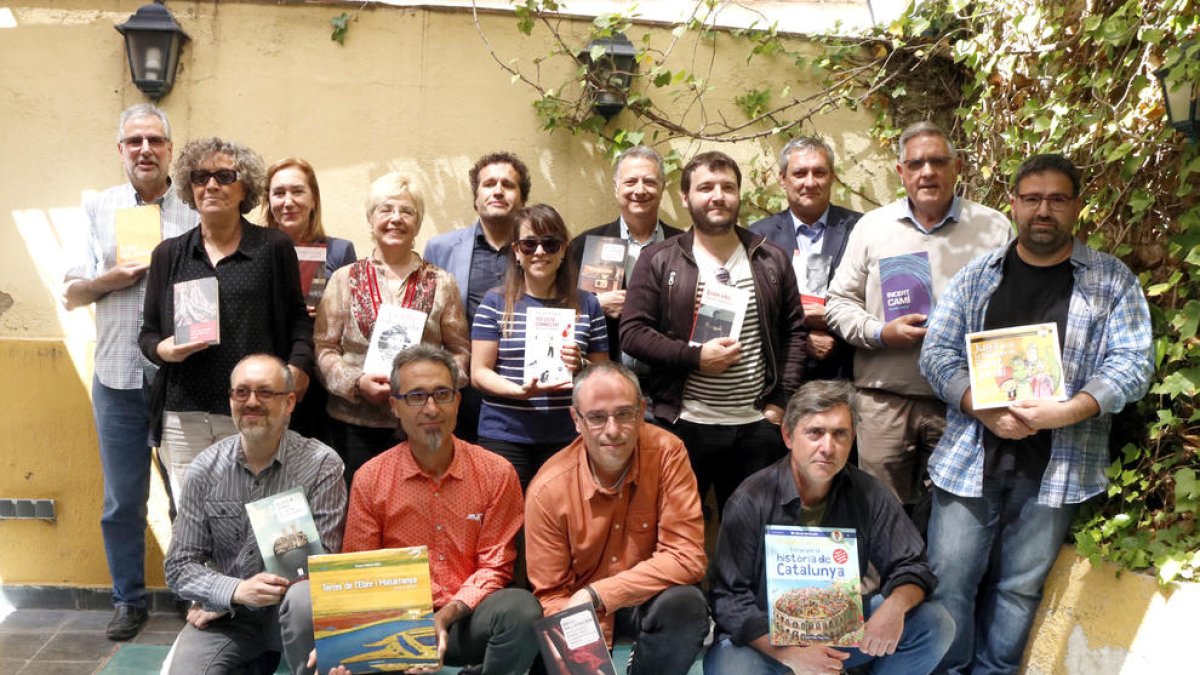 Fotografía de familia de los autores tarraconenses y ebrenses que presentan novedades para|por Sant Jordi con el grupo de Cossetània Ediciones.