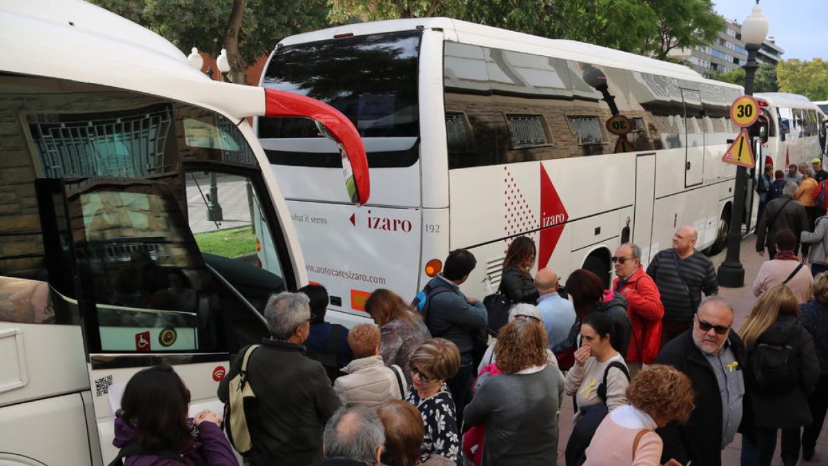 Pla obert picat de diversos passatgers esperant per pujar a l'autobús a Tarragona l'11 de novembre de 2017