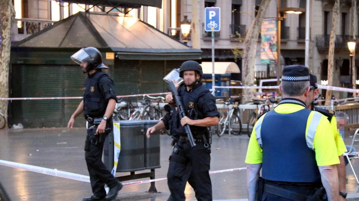 Agents armats a la part superior de les Rambles de Barcelona.