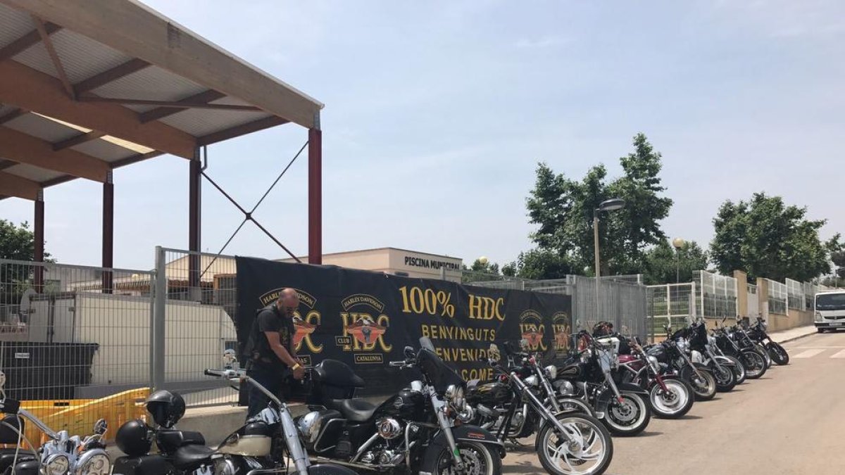 Imatge del pavelló amb les motos de la XXVII Trobada Internacional Harley Davidson Club Catalunya.