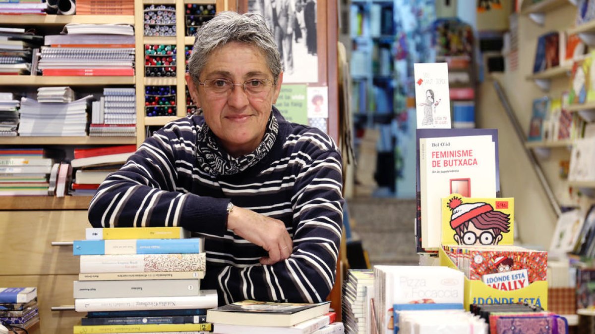 Júlia Secall, envoltada de llibre a la Llibreria Roca de Valls.