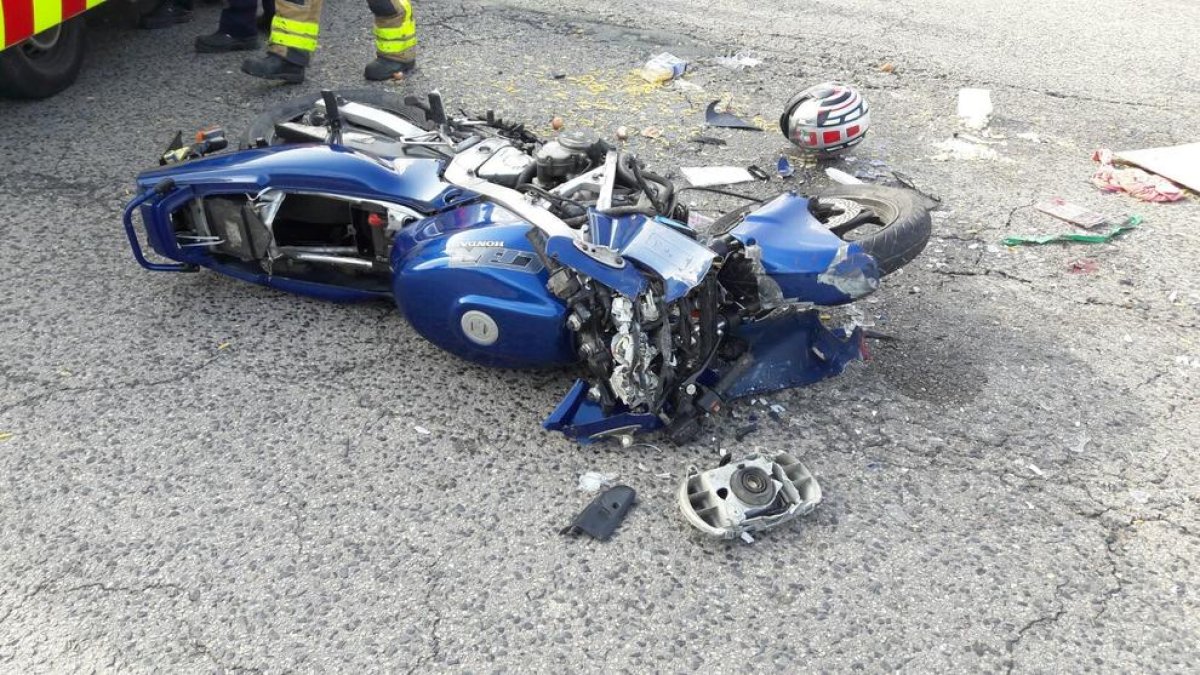 Imagen de la moto accidentada en el cruce|encrucijada con la carretera de Ferran.