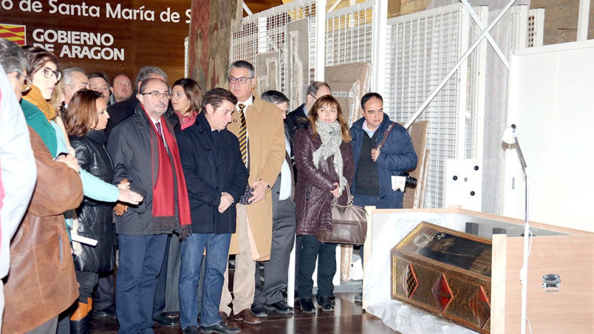 El presidente de Aragón, Javier Lambán, visitando en el Monasterio de Sixena algunas de las obras procedentes del Museo de LLeida.