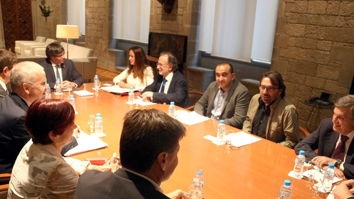 Reunió del president de la Generalitat, Carles Puigdemont, amb els membres de la comissió de mediació