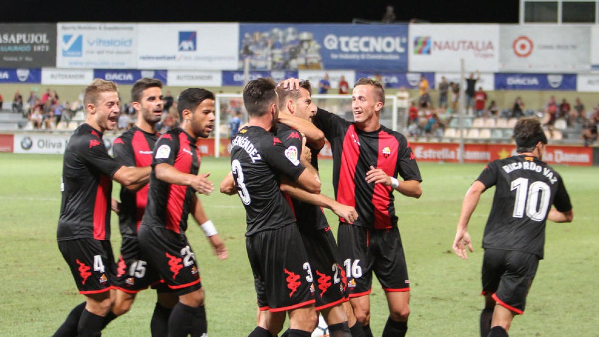 Imatge dels jugadors del Reus Deportiu celebrant la victòria contra el