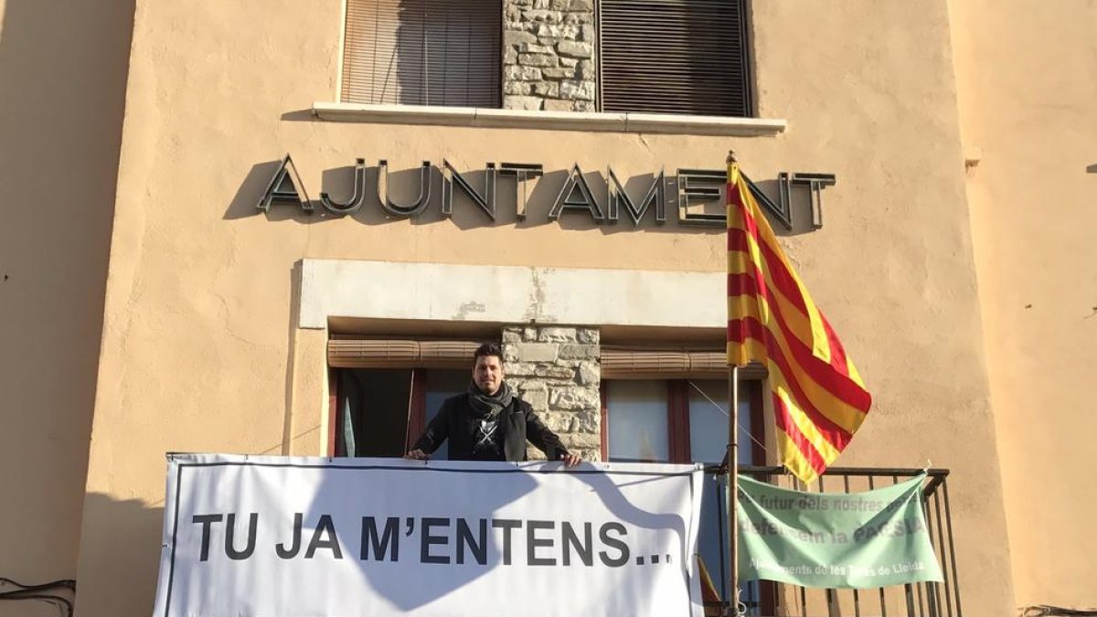 L'alcalde, Eduard Piera, al balcó de l'Ajuntament amb la nova pancarta.