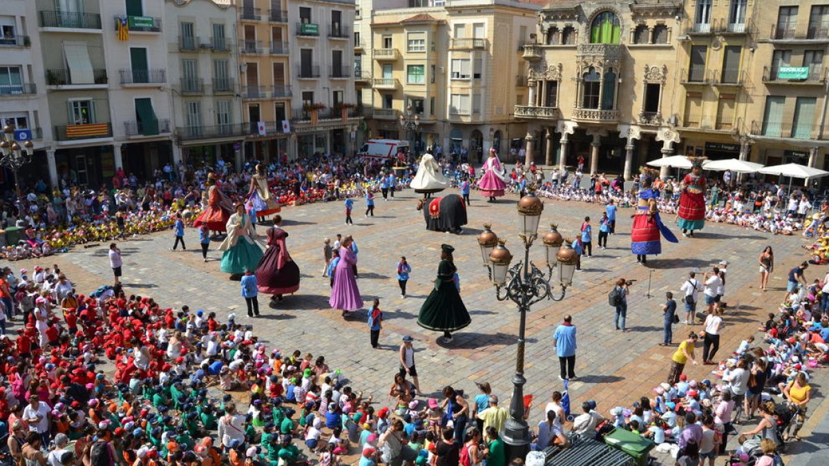 Imagen del baile de los Gigantes y la Mulassa en el Mercado.