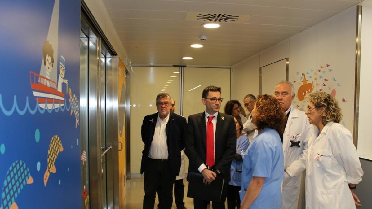 El director del Servicio Catalán de la Salud, David Elvira, visitando las instalaciones de la nueva UCI pediátrica.