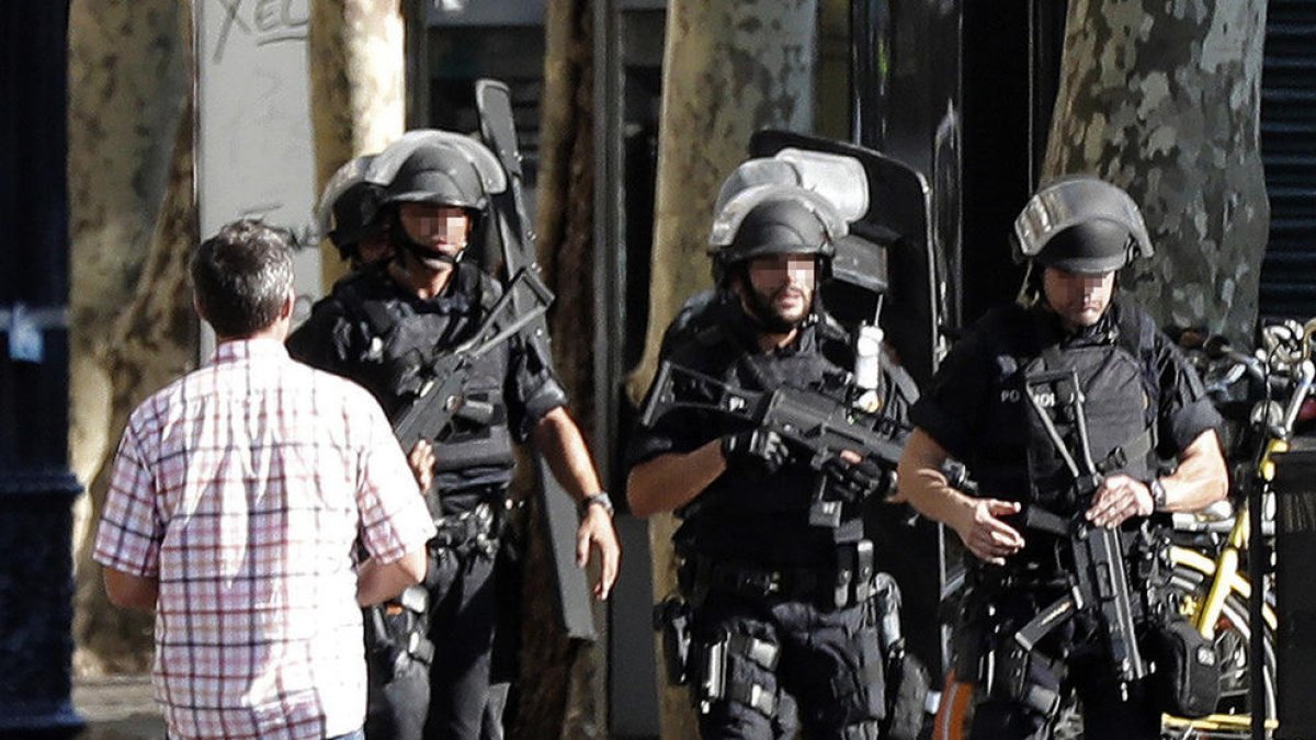 Efectivos policiales durante el operativo en Barcelona.