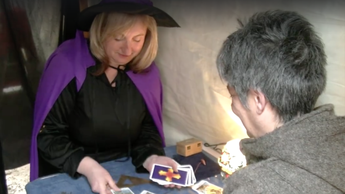 La tarotista Pepi Cervera endevinant el futur amb les cartes a la passada edició de la fira.