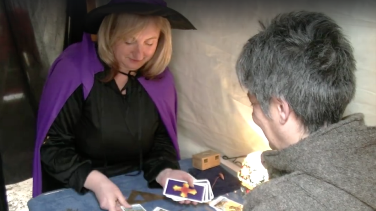 La tarotista Pepi Cervera adivinando el futuro con las cartas en la pasada edición de la feria.