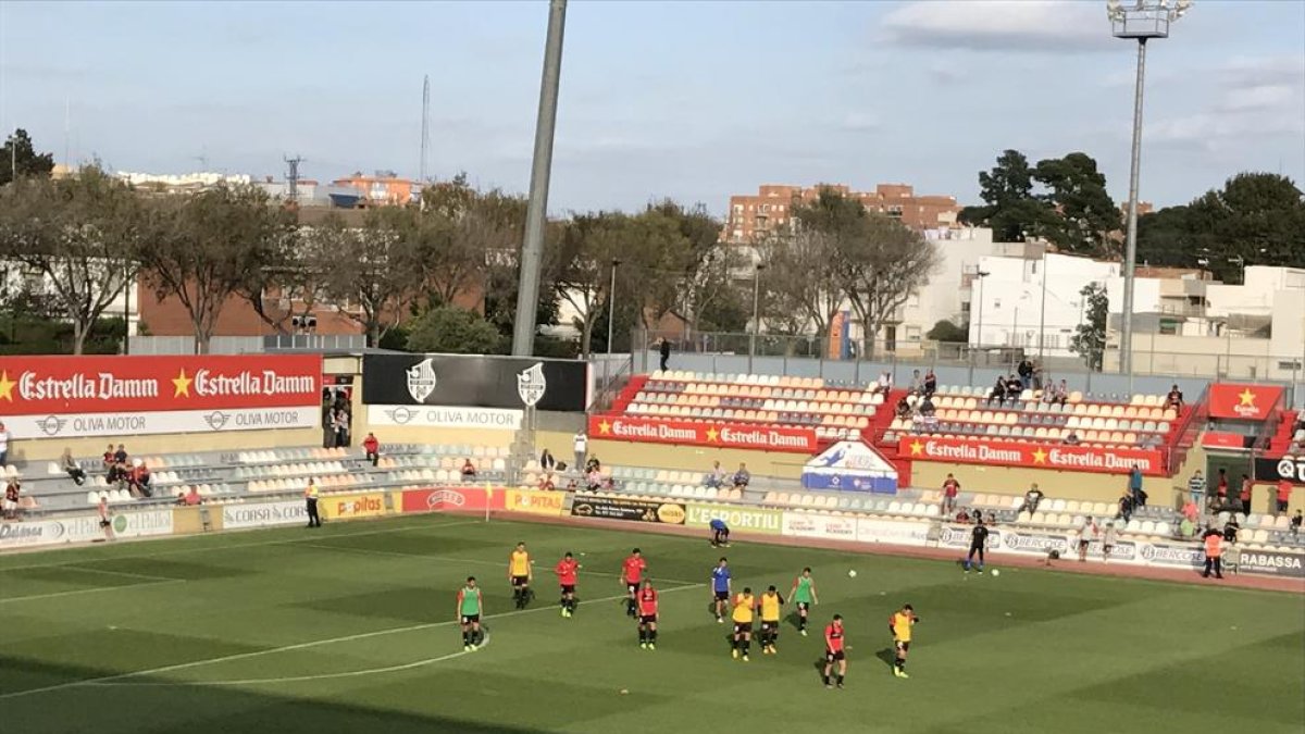 Els jugadors el CF Reus, durant l'escalfament.