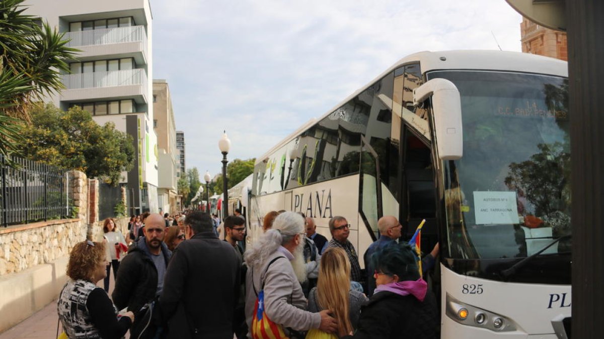 Pla mig d'un grup de passatgers esperant per pujar a l'autobús a Tarragona l'11 de novembre de 2017