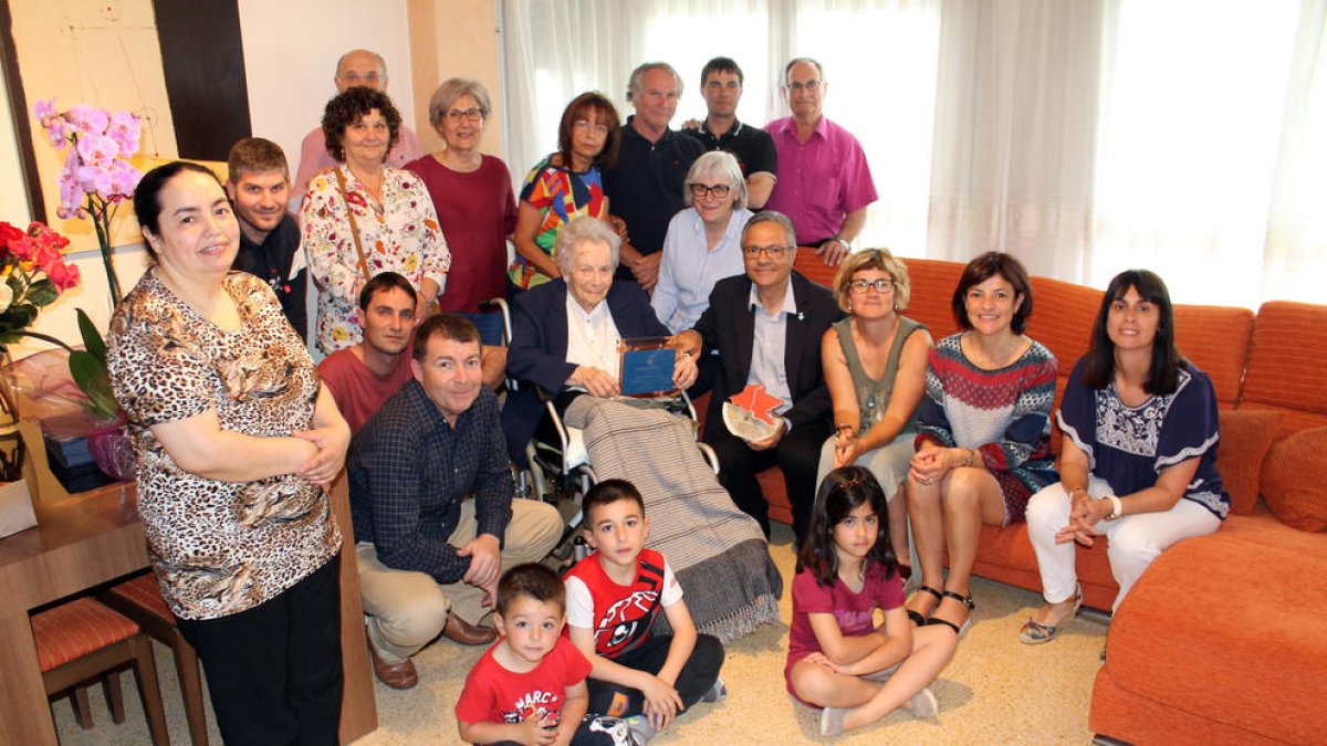 Familiares y autoridades de la Aldea y del Consell Comarcald del Baix Ebre han estado presentes en el homenaje a Cina Melich Fabra por sus 100 años.