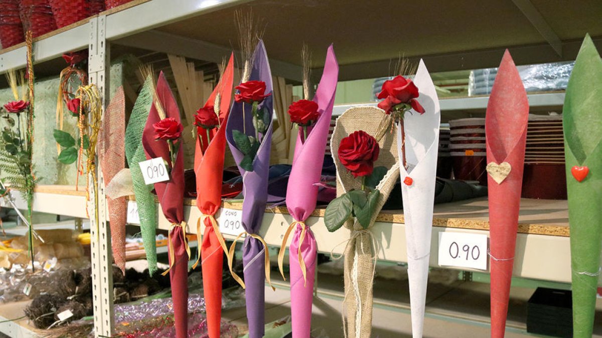 Varias rosas con envoltorios de colores expuestos a Mercabarna.