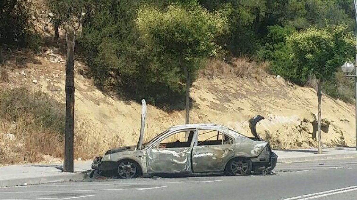 Imatge de l'estat en què va qedar el vehicle després de l'incendi.