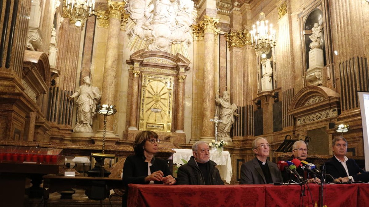 Roda de premsa a l'altar de la Cinta de la catedral de Tortosa amb Mònica Ripoll, Mossèn Josep Maria Membrado, Mossèn Josep Lluís Arín, Mossèn Josep Alanyà, i Francesc Viñes.