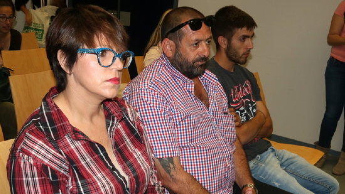 Pla conjunt dels condemnats per l'agressió a les animalistes del Mas de Barberans al banc dels acusats.