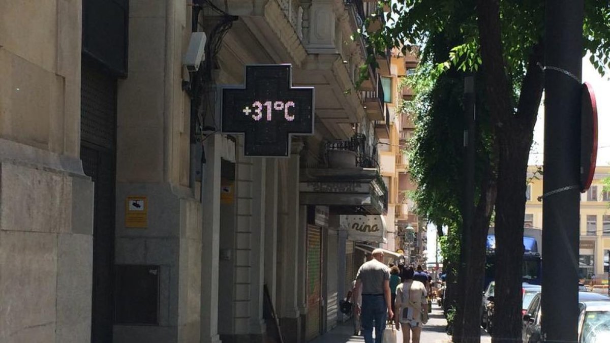 Al carrer Canyelles de Tarragona, el termòmetre marcava 31 graus el migdia d'aquest dijous.