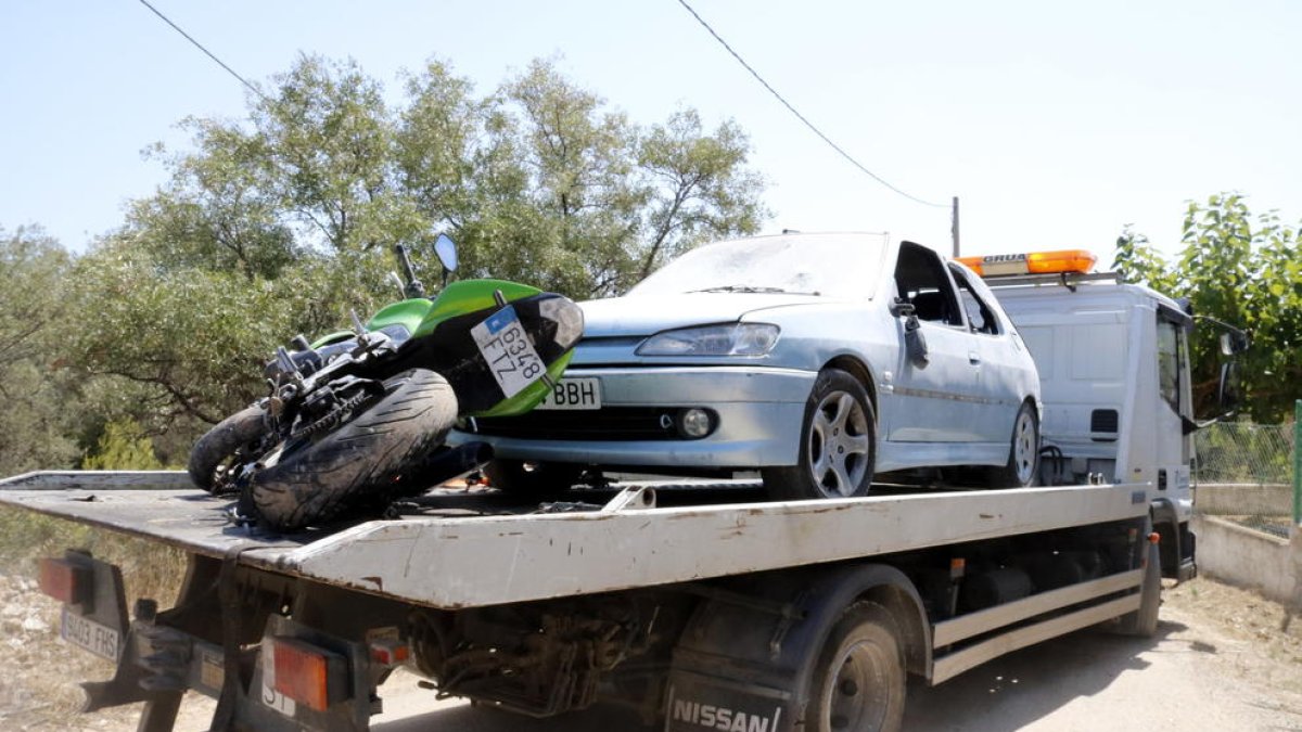El vehículo y la motocicleta supuestamente utilizadas por los terroristas y que se encontraban en la casa de Alcanar.