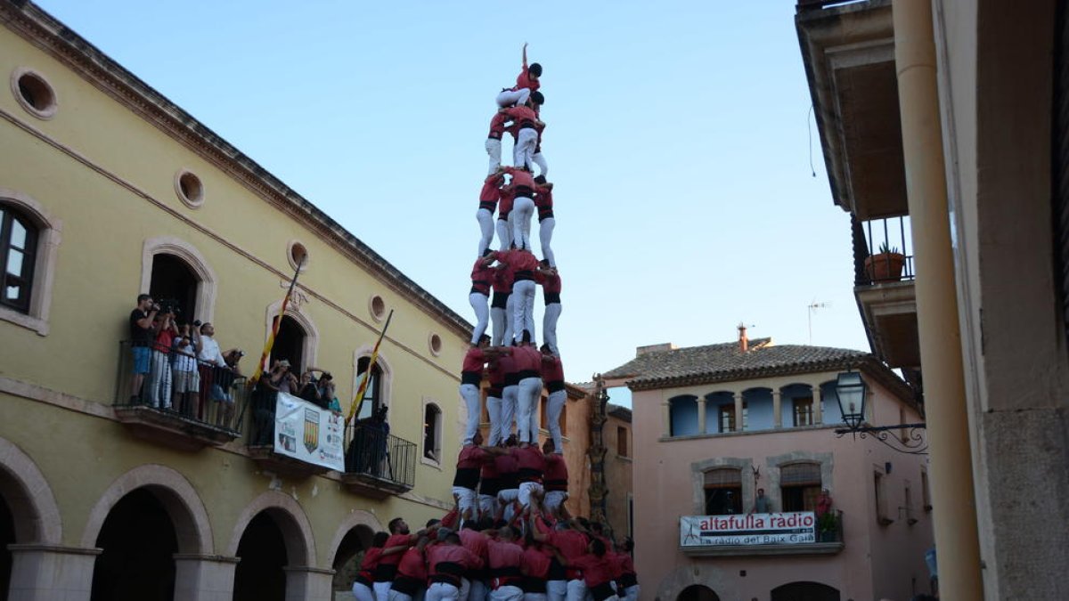 5de9f de la Colla Vella dels Xiquets de Valls a la Diada de les Cultures celebrada a la plaça del Pou.