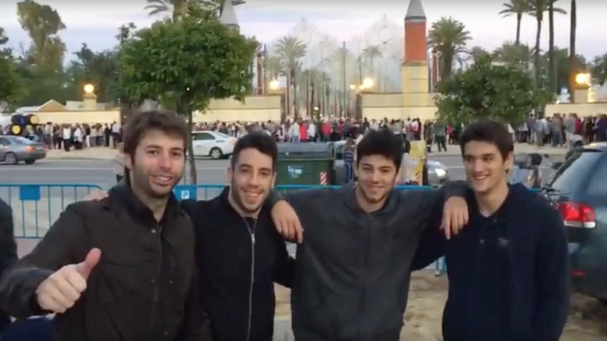 Quatre joves que es van conèixer a través de la plataforma i van viatjar a la Fira de la Cervesa de Jerez.