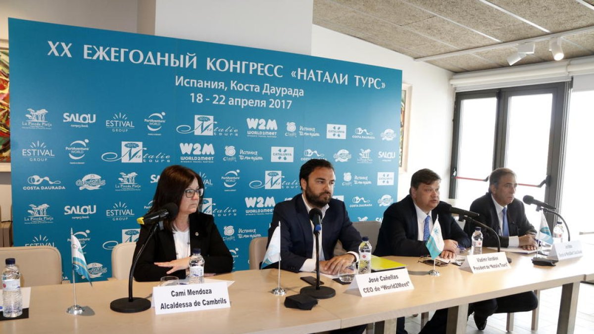 El presidente de Natalie Tours, Vladimir Vorobiev (segundo por la derecha), interviniendo en rueda de prensa al lado de los responsables de empresas receptoras y de la alcaldesa de Cambrils