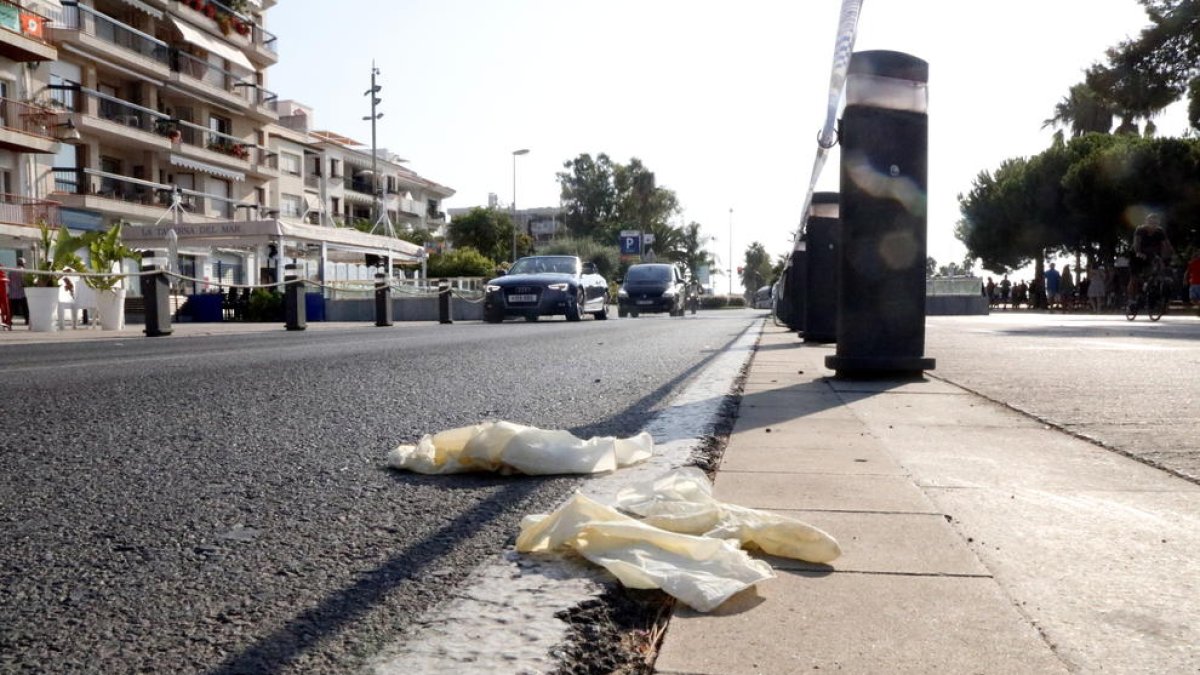 Primer plano de restos de guantes en la zona del paseo marítimo de Cambrils donde la policía abatió a los terroristas. Imagen del 18 de agosto de 2017 (horizontal)