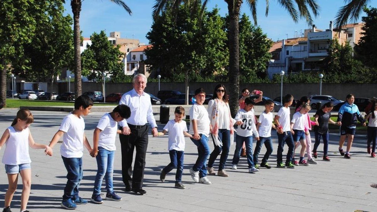 L'alcalde de Vila-seca, Josep Poblet, en la Ballada de Sardanes junt als escolars del municipi.