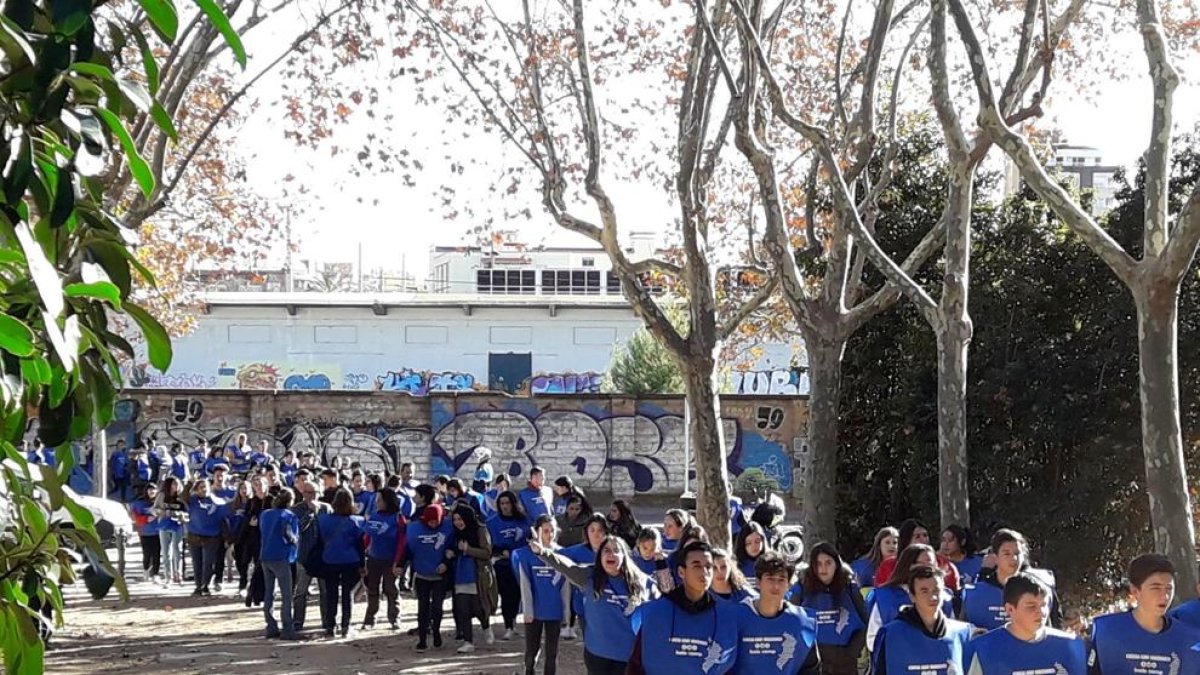 Imatge de l'alumnat de l'Institut Baix Camp durant la caminada solidària.